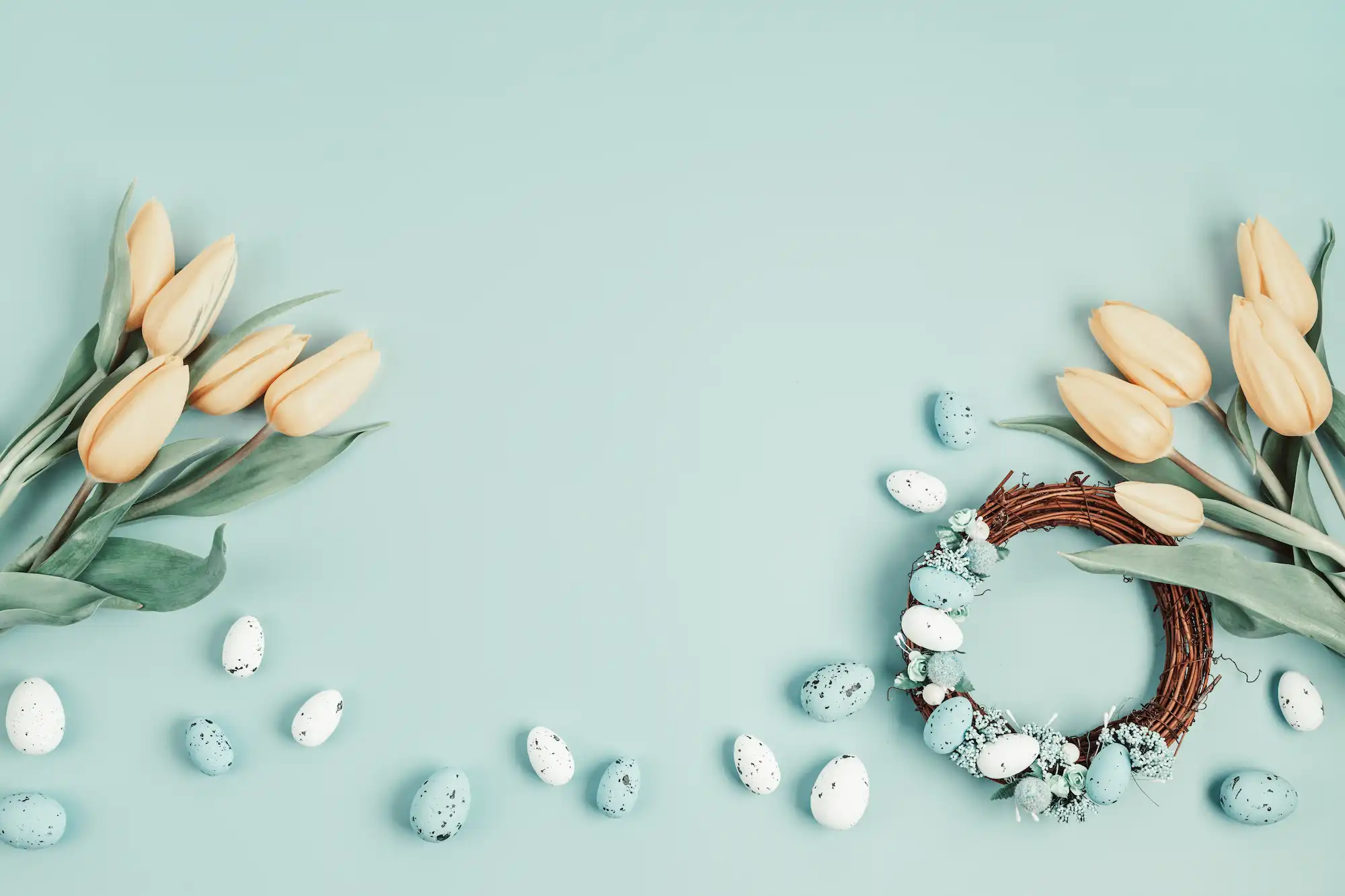 Composition florales pour Pâques avec oeufs peints en bleu